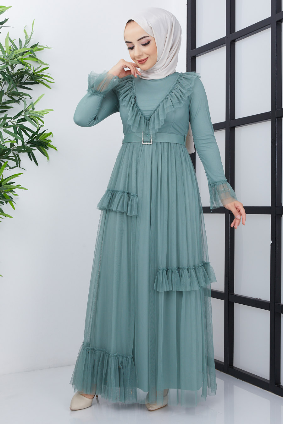 LIGHT GREEN EVENING DRESS  